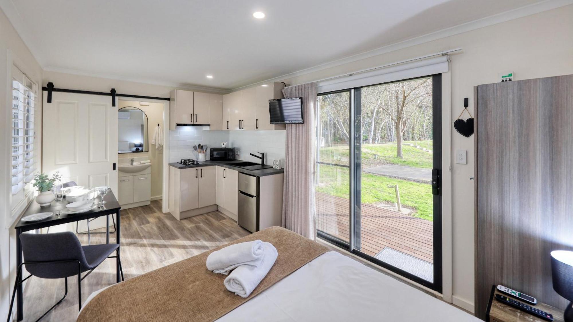 Deniliquin Riverside Caravan Park Exterior photo